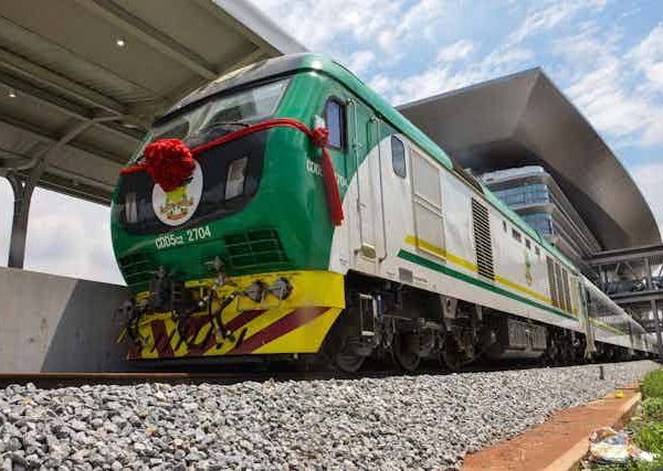 Nigerian Government Launches Abuja Rail Mass Transit, Offers 6 Months Free Ride