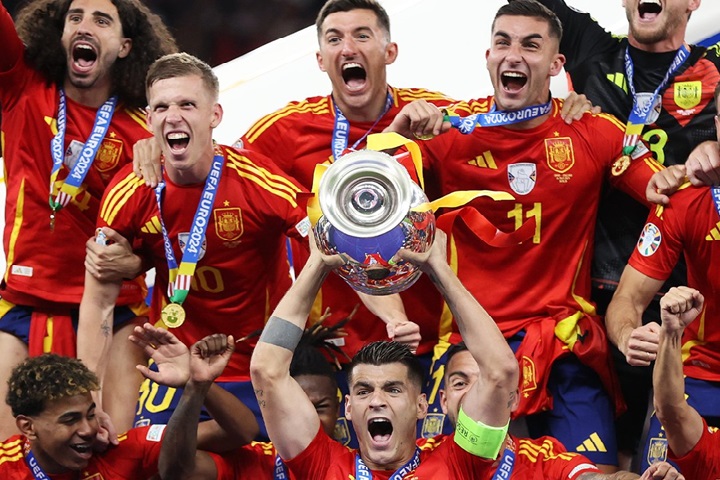 Spain celebrate after winning the Euro 2024 championship