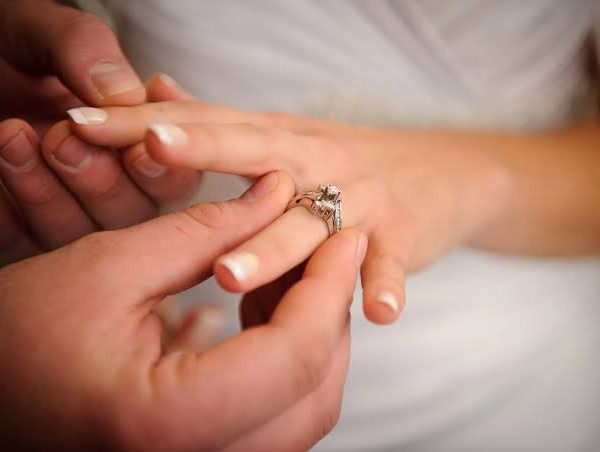 Hardship: Men collect marriage lists from different families, choose cheapest