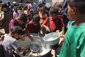 Hungry Palestinians for north Gaza dey find food, dem don seal dem off from aid for one month by Israeli siege