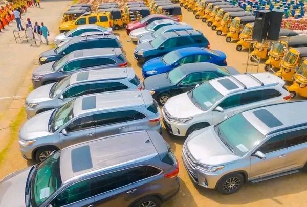 Akpabio donates SUVs to Paramount Rulers