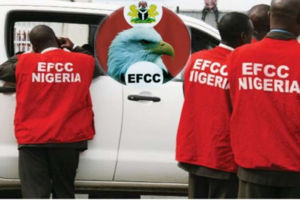 Anambra: Yahoo boys open fire on EFCC operatives, kill 1, injure another