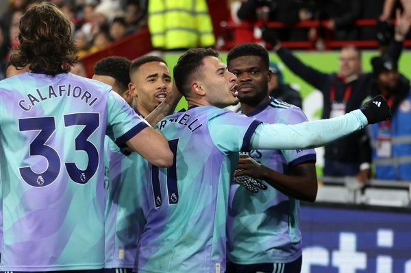 Arsenal beat Brentford, restore title hopes