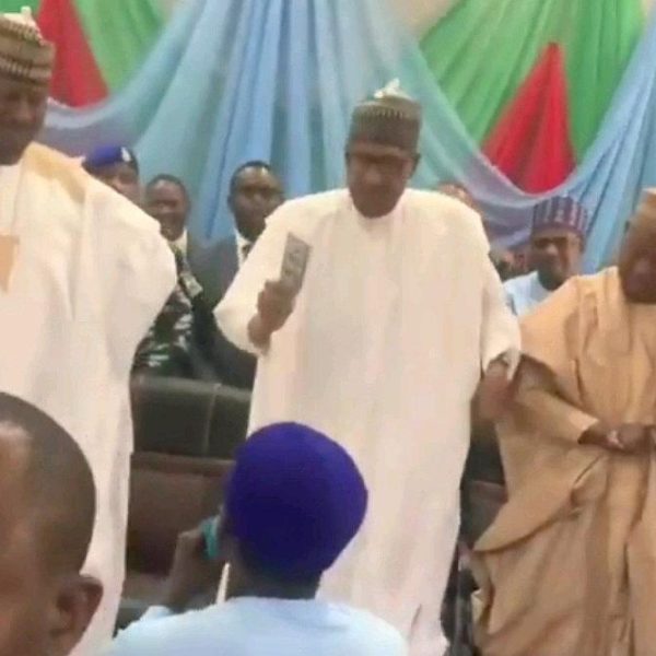 Nigerians react as Buhari gives money to musician on stage