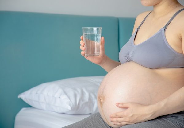 Gynecologists reveal the surprising truth about drinking cold water during pregnancy