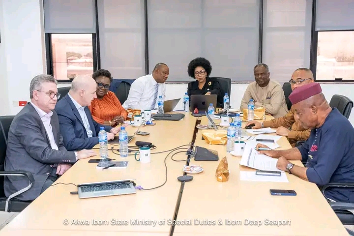 The Commissioner (top left), with members of the seaport implementation committee and representative of Dar Al-Handasar Ltd during the meeting