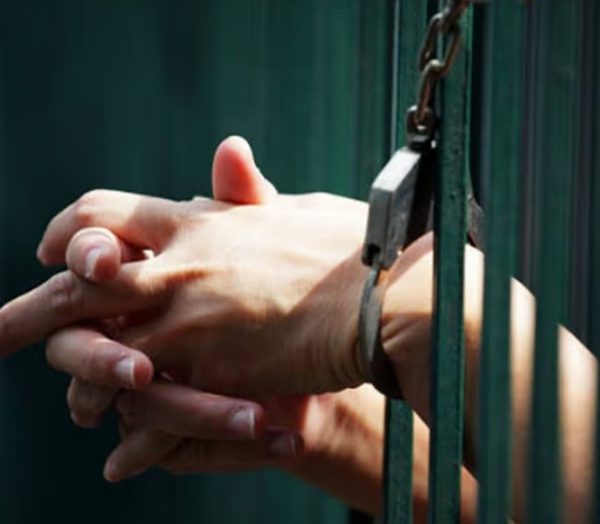 Kuwait: Policeman, two others jail for smuggling phones to inmates