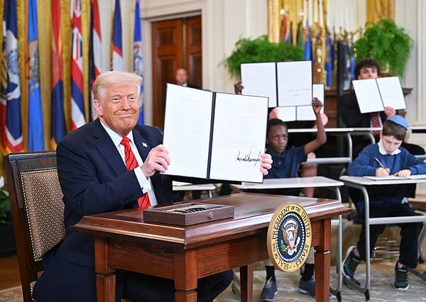 Trump signs order to scrap US education department