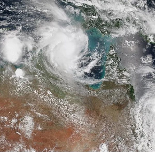 Huge waves hit Australia, kill 5