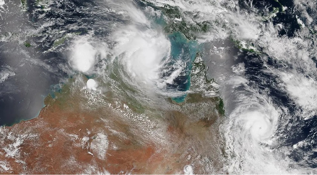 Huge waves hit Australia, kill 5