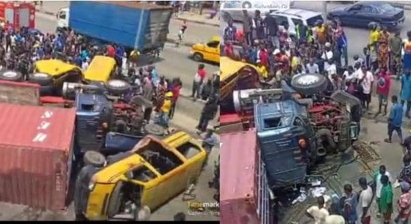 40-foot container crashes on Lagos expressway, kills one