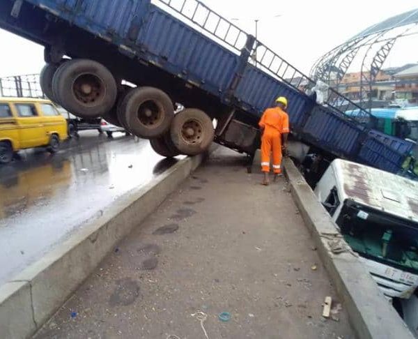 Trailer crashes, causes hours of traffic mayhem on Lagos-Ibadan expressway