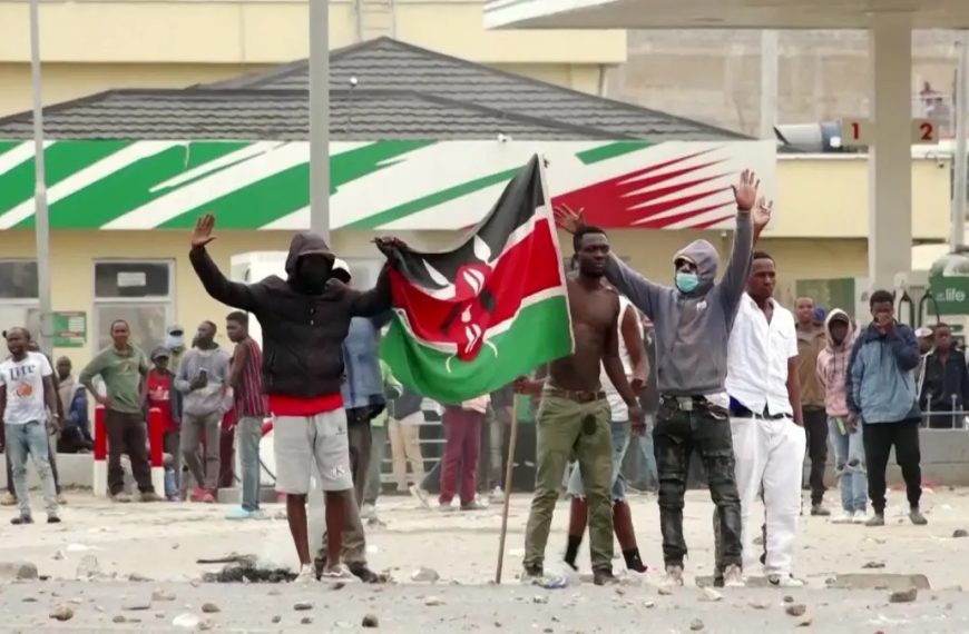 Kenya Police disperse drama group