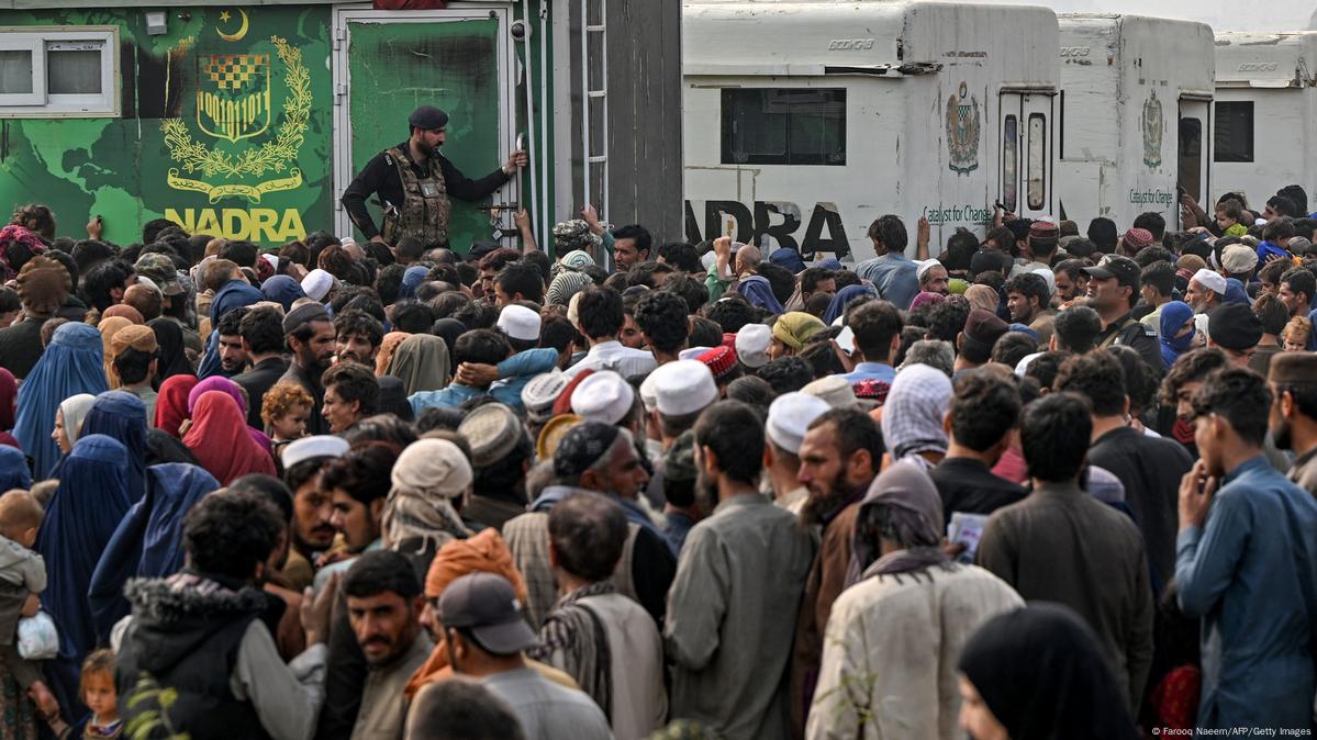 Pakistan deports tens of thousands of Afghans