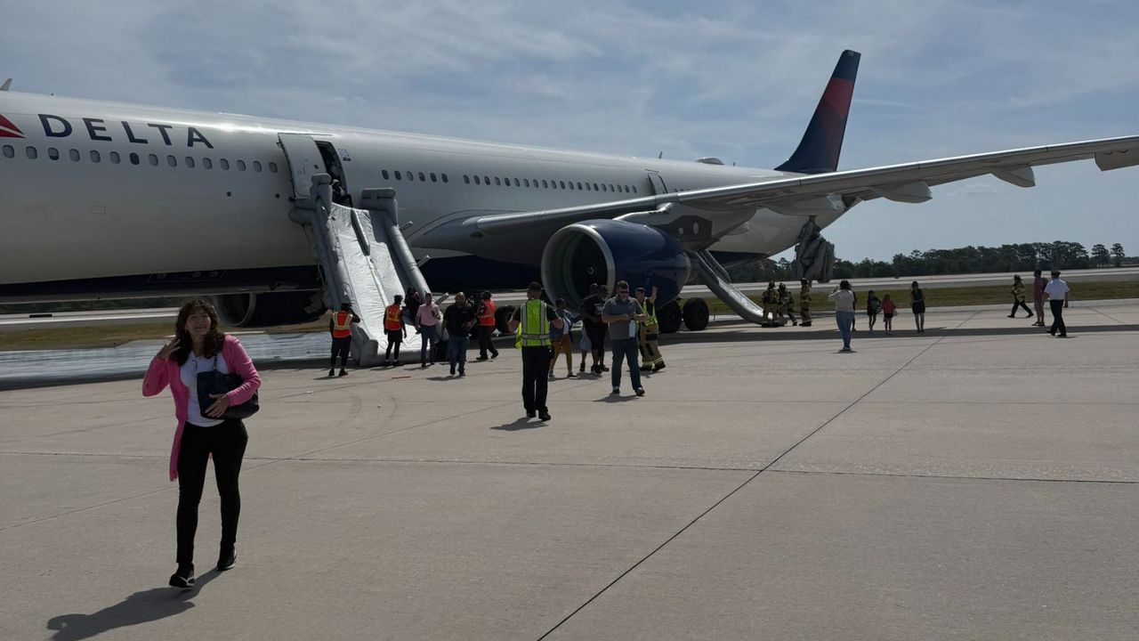 Passengers evacuate Delta plane