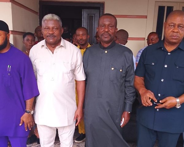 Barr. Iheukwumere Alaribe, Lorji Nwekeukwu Autonomous Community pay condolence visit to the family of the late traditional ruler, Eze Stephen Nwabueze Ugorji