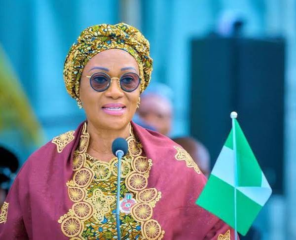 BREAKING: Nigeria’s first lady, Remi Tinubu’s convoy kills girl 