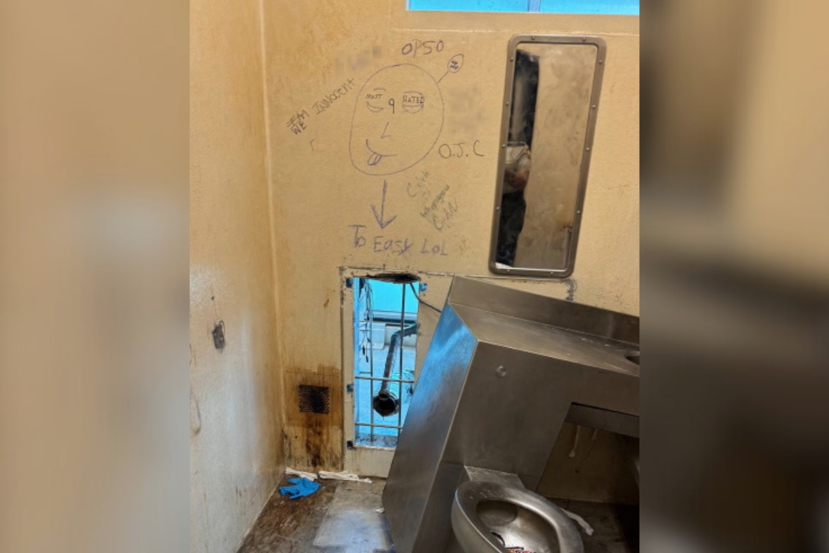 10 inmates escape New Orleans jail through cell wall hole