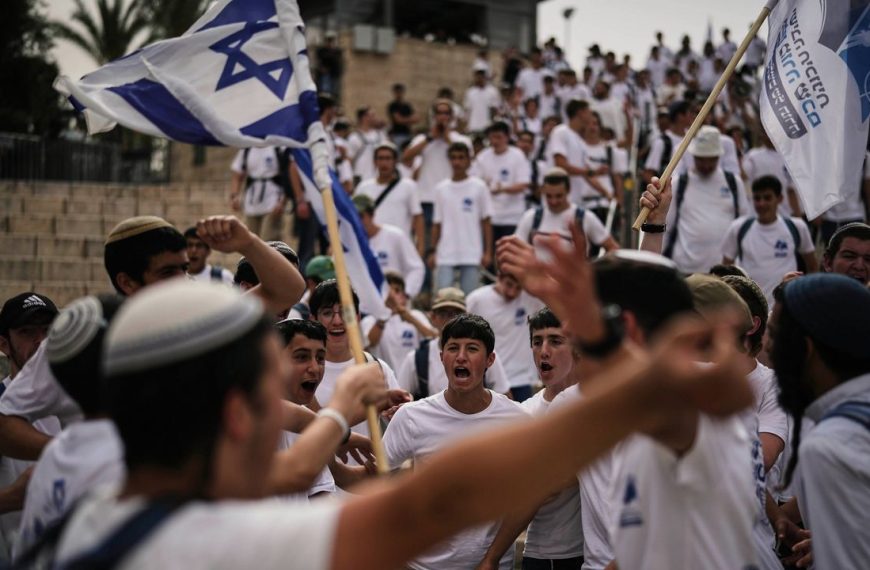 Israeli nationalists chanting 'death to Arabs' during Jerusalem march