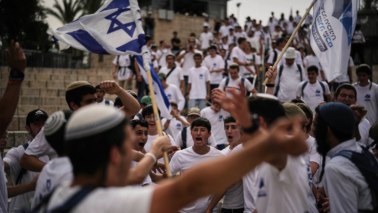 Israeli nationalists chanting 'death to Arabs' during Jerusalem march