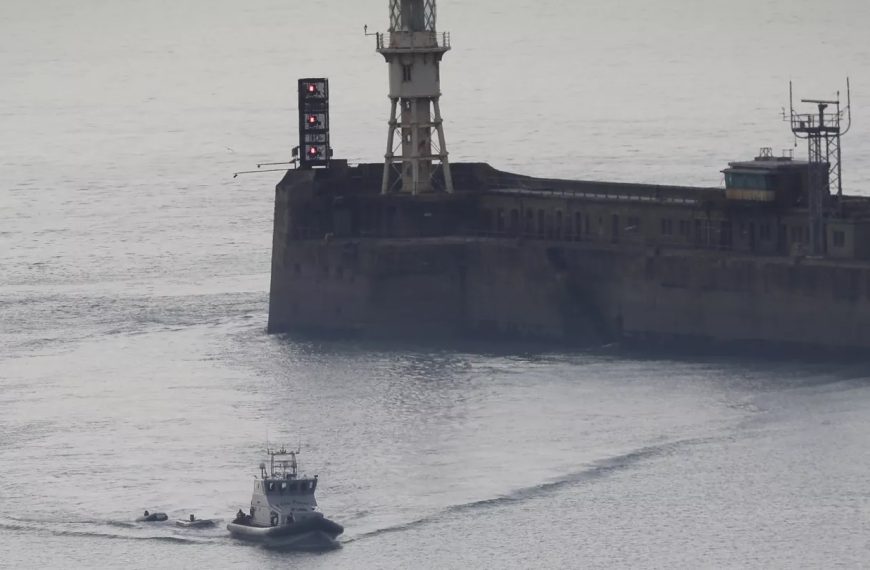 One dead after migrant boat sinks off French coast