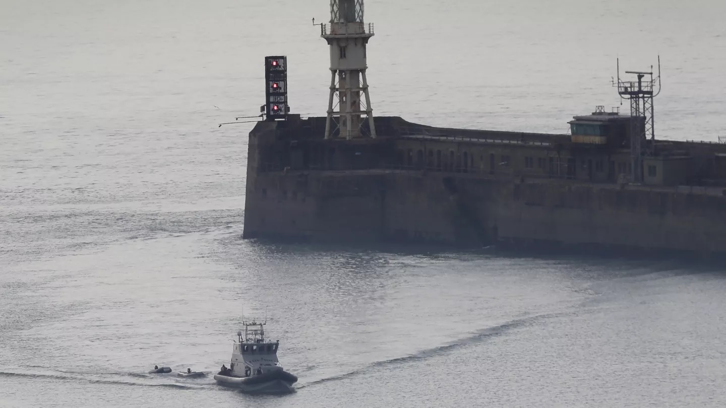 One dead after migrant boat sinks off French coast
