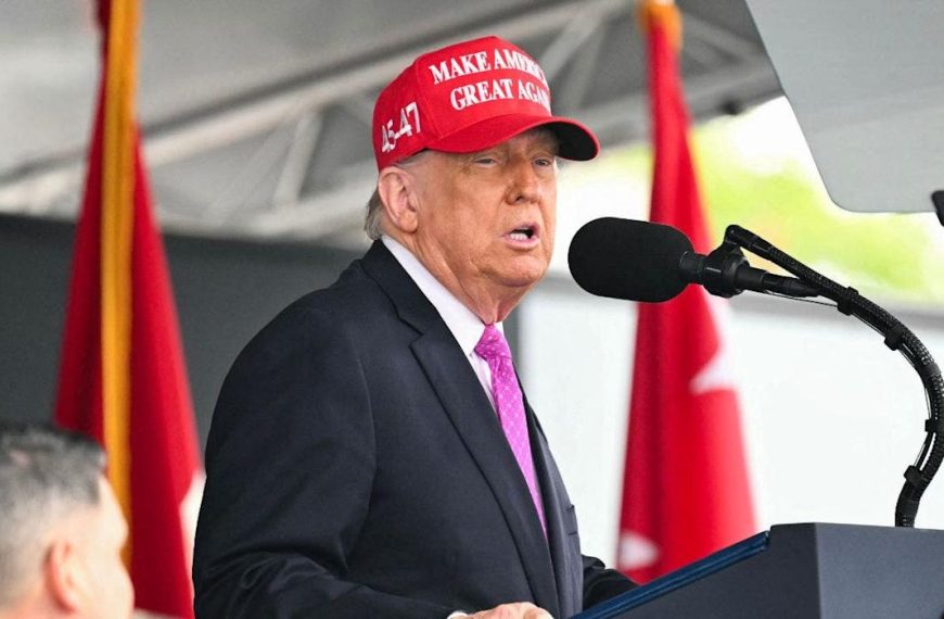 Trump hails WWest Point graduates