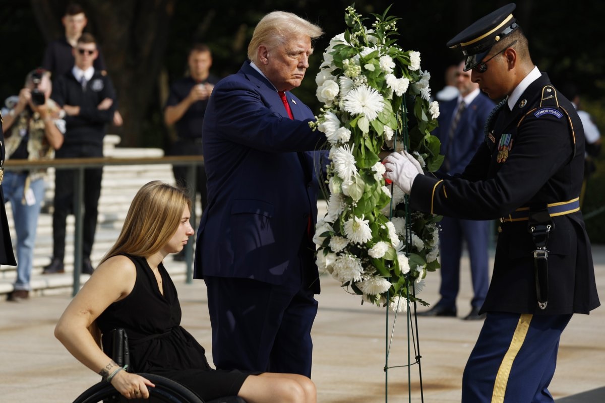 Trump honours fallen soldiers-Arlington memorial day