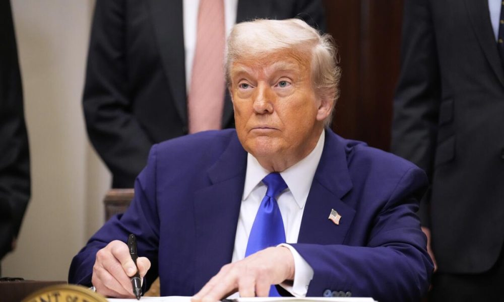 Trump targets 50% tariff on EU and 25% on Apple