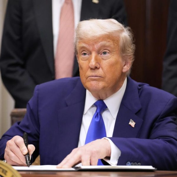 Trump targets 50% tariff on EU and 25% on Apple