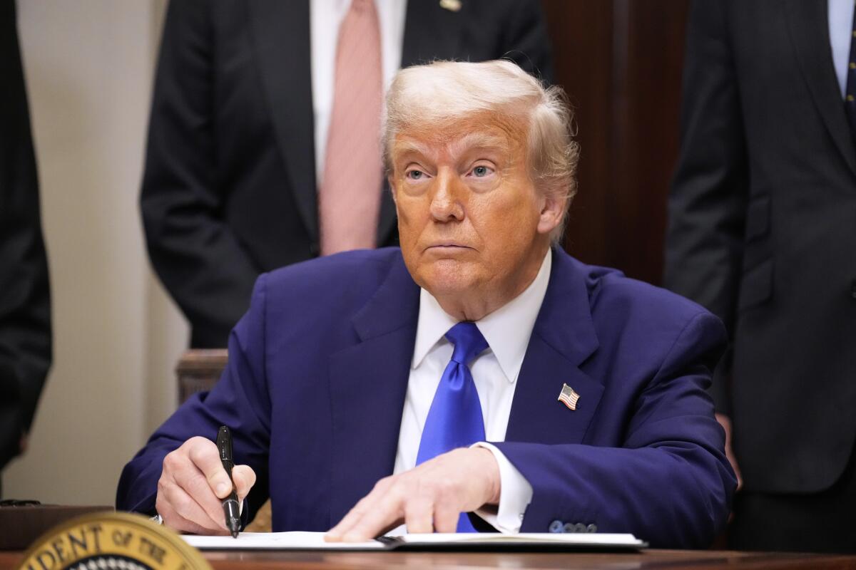 Trump targets 50% tariff on EU and 25% on Apple