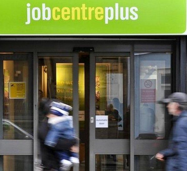 UK job market weakens