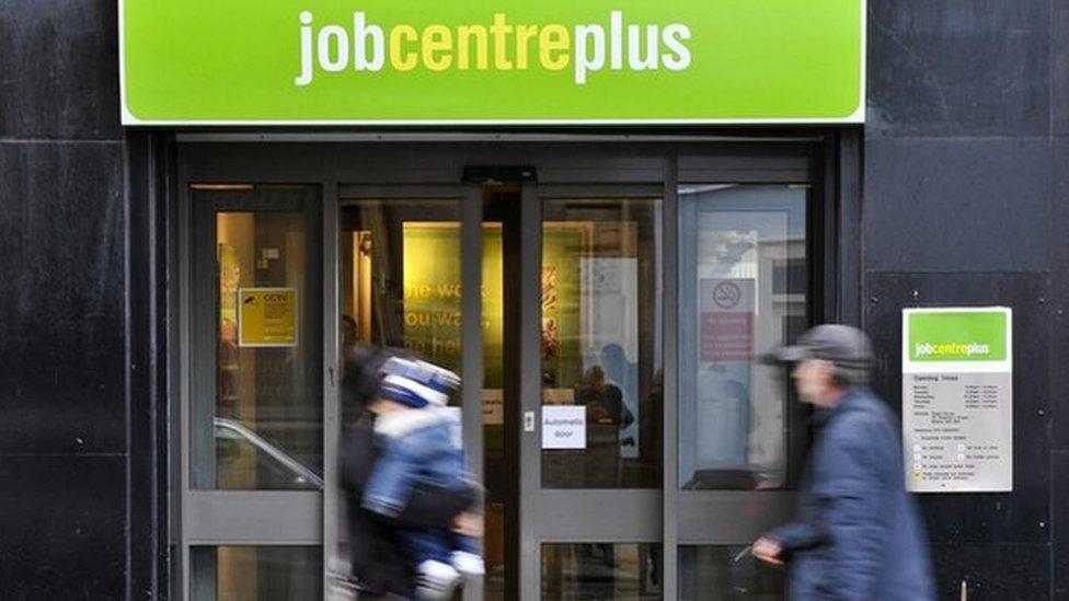 UK job market weakens