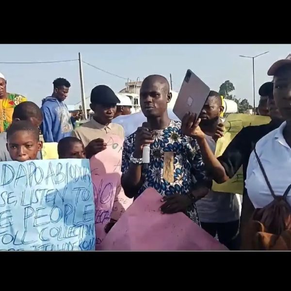 Breaking: Protest erupts on Epe-Ijebu-Ode Expressway over new tollgate charges