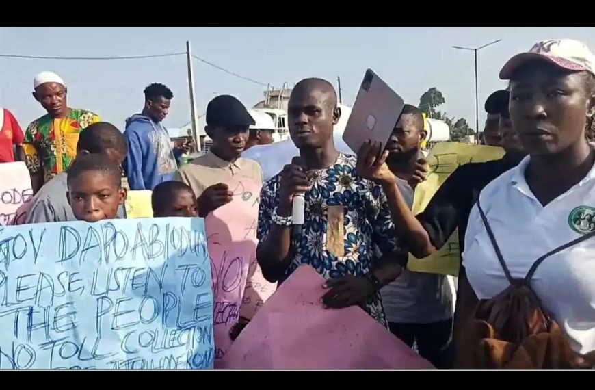 Breaking: Protest erupts on Epe-Ijebu-Ode Expressway over new tollgate charges