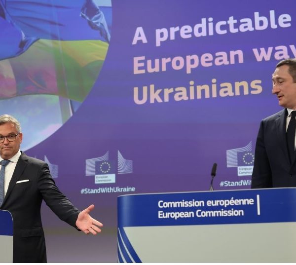 EU extends temporary protection to Ukrainian refugees