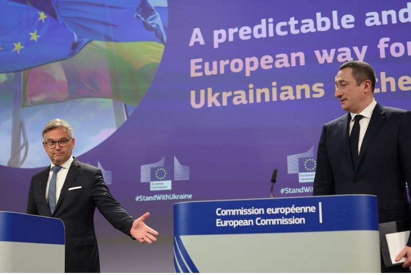 EU extends temporary protection to Ukrainian refugees