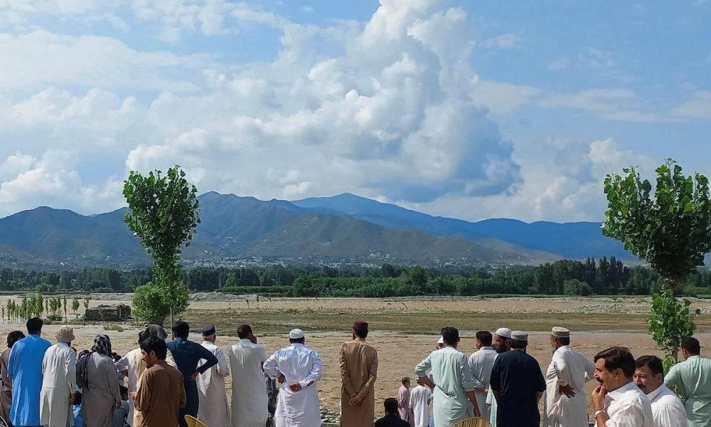 Flash flooding in Pakistan kills at least 32