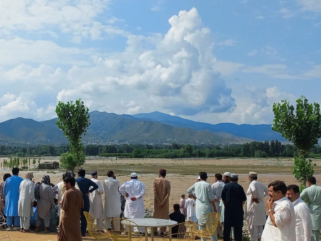 Flash flooding in Pakistan kills at least 32