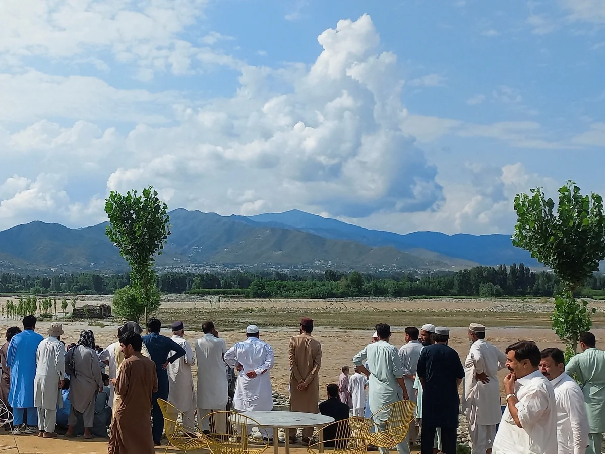 Flash flooding in Pakistan kills at least 32