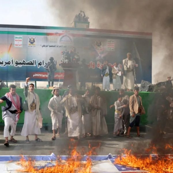 Houthis threaten to burn U.S ships if they joined in war against Iran