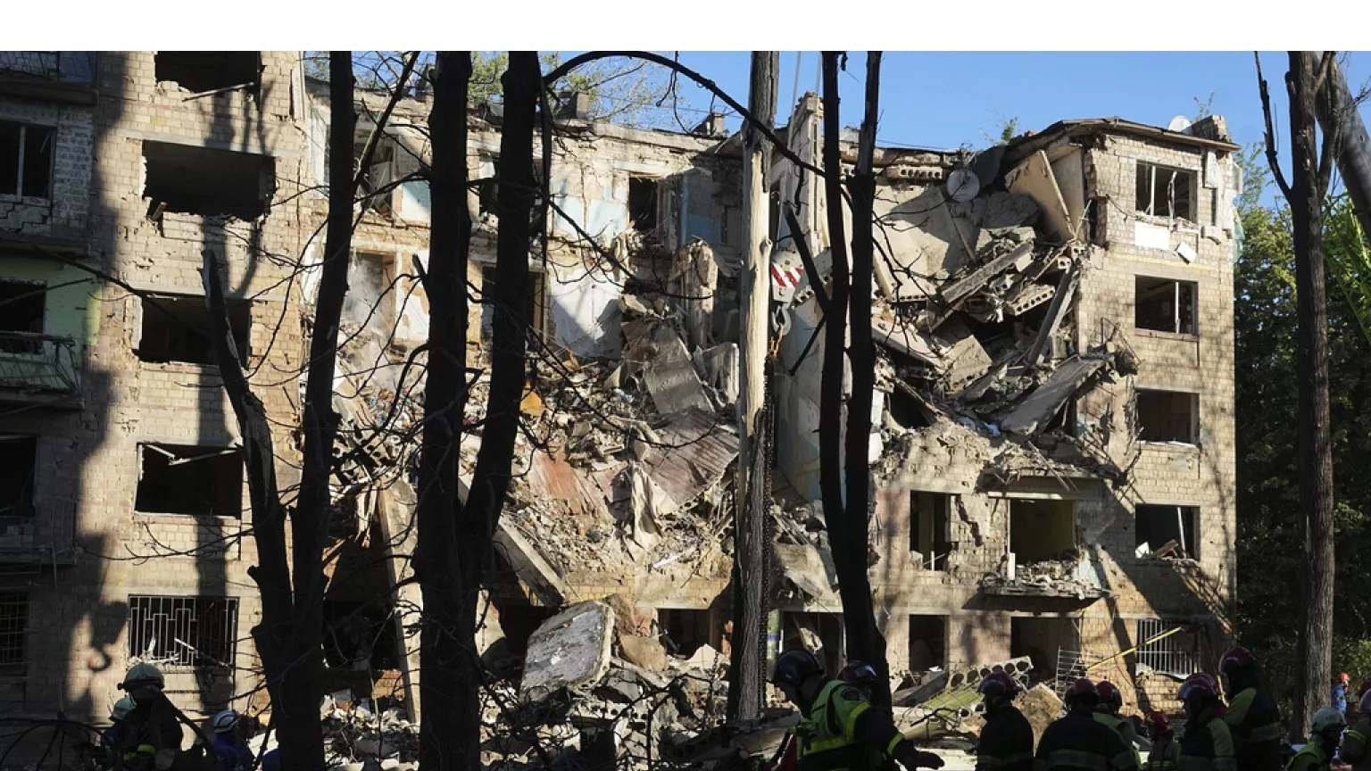 Massive Russian assault kills at least 10 in Kyiv
