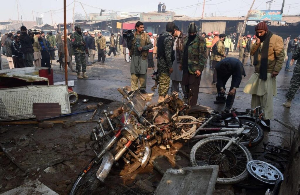 Suicide bomber kills 13 Pakistani soldiers