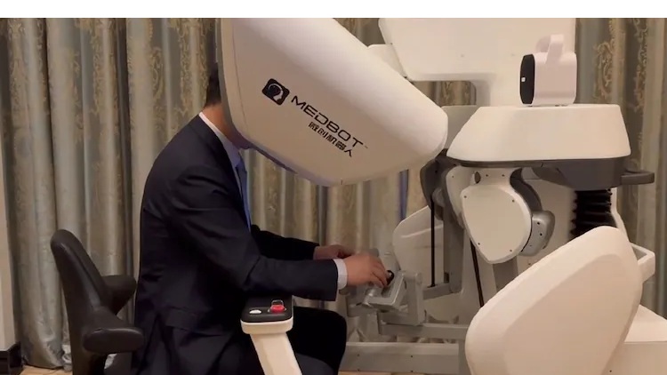 5,000km Apart, One Scalpel: How Chinese Satellite Surgery Rewrote Medical History