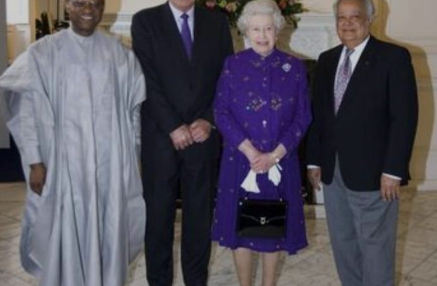 Queen Elizabeth II with (L-R) former Commonwealth Secretaries-General Emeka Anyaoku, Don McKinnon and Shridath Ramphal.