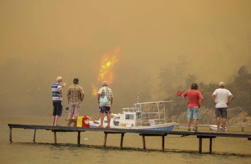Heatwave Hell: Fires Rage Toward Turkey’s Cities