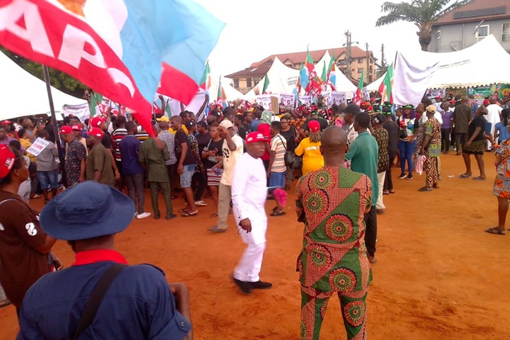 Ukachukwu addressing mommoth crowd at Ogidi in continuation of his "thank you" tour of LGs in Anambra State