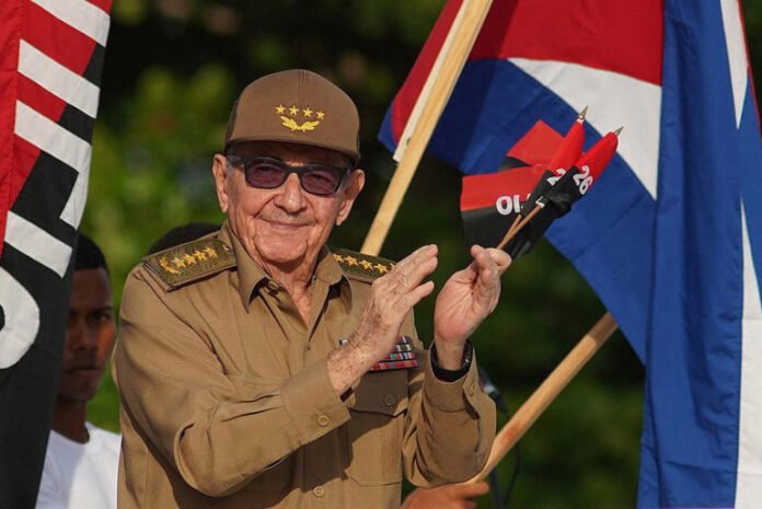 FILE PHOTO: Cuba's former President Raul Castro claps during a ceremony marking the 69th anniversary of the July 26, 1953 rebel assault which late Cuban leader Fidel Castro led on the Moncada army barracks, in Cienfuegos, Cuba, July 26, 2022. REUTERS/Alexandre Meneghini/File Photo © Thomson Reuters