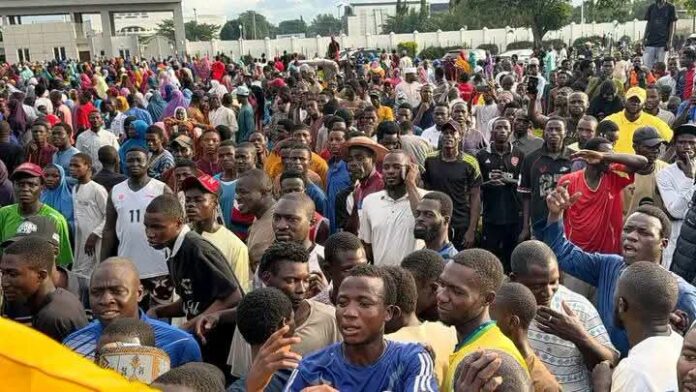 3 killed as N10,000 cash distribution triggers stampede at Niger Govt House
